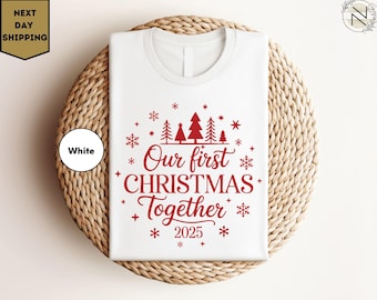Camiseta de corazón "Nuestra primera Navidad juntos", camiseta navideña para parejas, camiseta navideña con corazón, camiseta navideña a juego