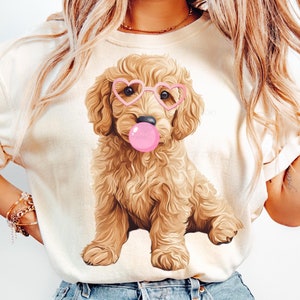 Cucciolo di Goldendoodle rosa Cane Bubble Gum rosa Png Cane divertente Meme Png Cane scarabocchio carino Png Occhiali da sole Bubble Gum Png Cane con occhiali da sole rosa