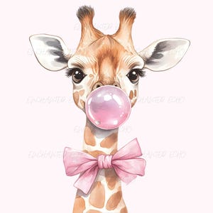 Puede incluir: Una ilustración de acuarela de una jirafa con un lazo rosa y soplando una burbuja rosa. La jirafa tiene un patrón de manchas marrones y blancas.