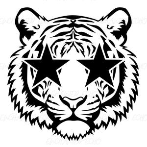 Puede incluir: Una ilustración gráfica en blanco y negro de una cabeza de tigre de frente. El tigre presenta rayas negras audaces y estilizadas, con dos grandes estrellas negras de cinco puntas colocadas sobre los ojos en lugar de la forma ocular.