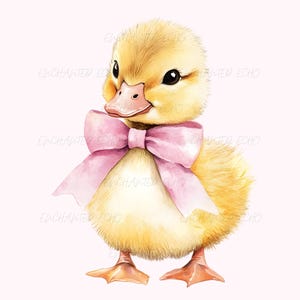Könnte beinhalten: Aquarellillustration eines flauschigen, gelben Entchens mit einer rosa Schleife um den Hals. Das Entchen hat einen hellrosa Schnabel und kleine, dunkle Augen. Der Hintergrund ist ein zartes Rosa.