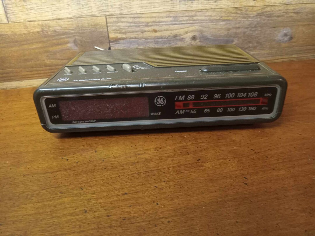 Vintage General GE Model 74612B Woodgrain Digital Alarm Clock Radio AM