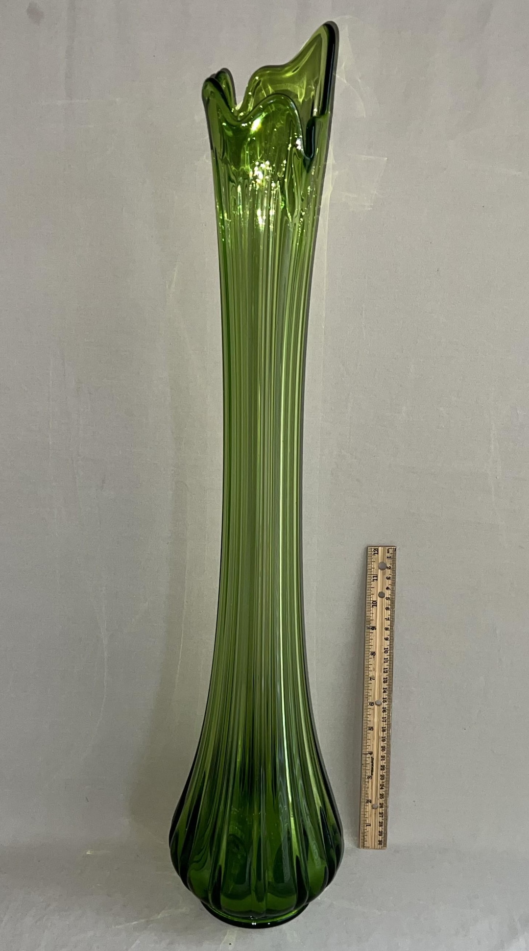 Vintage LE Smith Swung Art Glass Floor Vase Avocado Green Ribbed MCM 29 ...