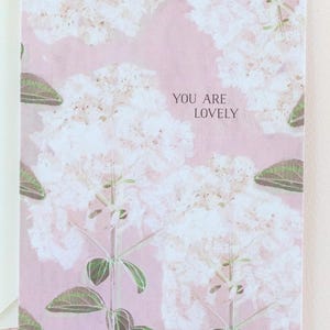 Tarjeta de felicitación "Eres encantadora" con arte floral de hortensias