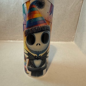 Może przedstawiać: Kubek ze stali nierdzewnej z kolorowym wzorem przedstawiającym postać z kresk&oacute;wki w tęczowym kapeluszu imprezowym. Postać ma na sobie czarno-biały pasiasty garnitur i czarny krawat. Tło to kolorowa scena imprezowa z konfetti i serpentynami.