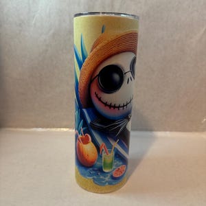 K&ouml;nnte beinhalten: Rustikales Holzschild mit dem Text "Welcome to our home" in wei&szlig;er Schrift. Das Schild hat eine Used-Optik und ein schlichtes, einladendes Design, perfekt f&uuml;r eine Veranda oder einen Eingangsbereich.