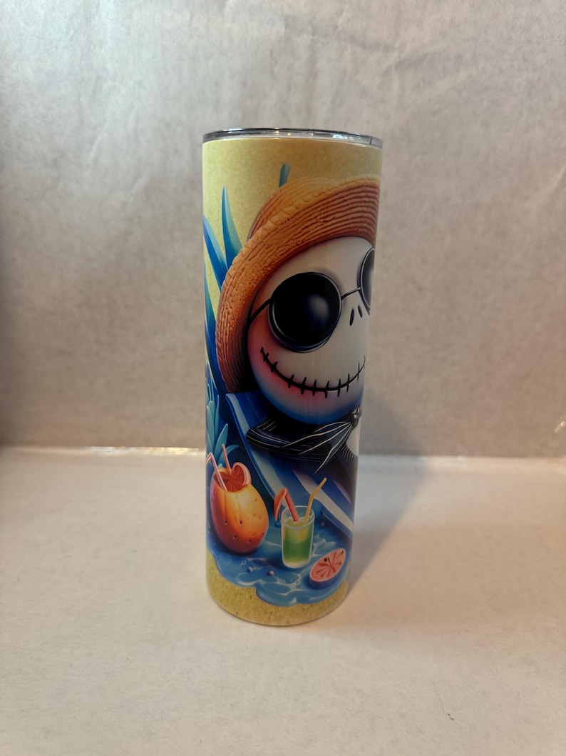 K&ouml;nnte beinhalten: Rustikales Holzschild mit dem Text "Welcome to our home" in wei&szlig;er Schrift. Das Schild hat eine Used-Optik und ein schlichtes, einladendes Design, perfekt f&uuml;r eine Veranda oder einen Eingangsbereich.