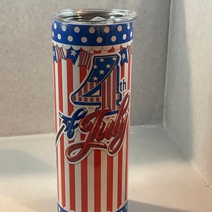 Peut inclure: Un gobelet en acier inoxydable rouge, blanc et bleu avec un motif du 4 juillet. Le gobelet pr&eacute;sente un fond ray&eacute; rouge, blanc et bleu avec un motif d'&eacute;toiles blanches. Le texte "4th of July" est &eacute;crit en blanc, rouge et bleu. Le gobelet a un couvercle bleu avec des pois blancs.