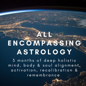Può includere: Un'immagine blu e nera della Terra con luci della città visibili di notte. Il testo sovrapposto all'immagine recita "ALL ENCOMPASSING ASTROLOGY 3 months of deep holistic mind, body & soul alignment, activation, recalibration & remembrance".