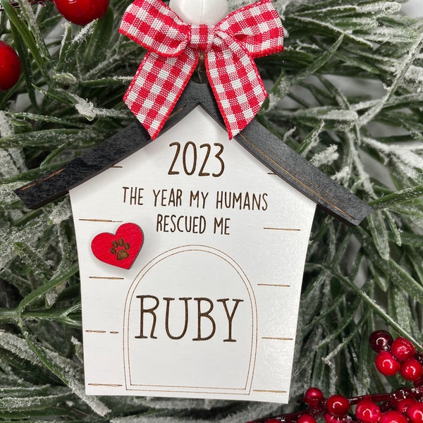 Gepersonaliseerde hond adoptie ornament, cadeau voor dierenliefhebbers, hondenhuis met aangepaste naam kerstboom decor, nieuwe puppy/bont baby in de familie