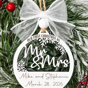 Adorno navideño personalizado para bodas, adorno para nuestra primera Navidad de casados, adorno navideño para el Sr. y la Sra., adorno navideño para recién casados.