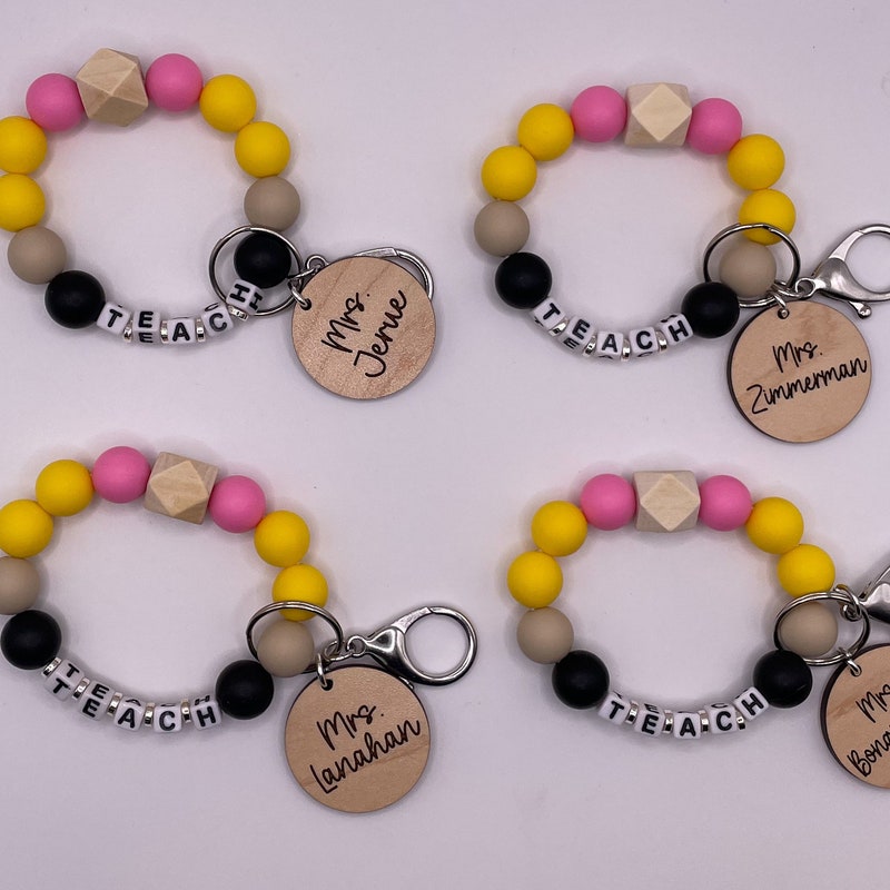 ✏️Free Personalization✏️Personalized Teach or Para Beaded Wristlet Keychain with Wood Disc with Name, End of the Year Thank You Gift, New Teacher Graduation Present