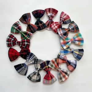 Könnte beinhalten: Ein Set mit 12 karierten Fliegen in verschiedenen Farben und Mustern, die in einem Kreis auf weißem Hintergrund angeordnet sind.