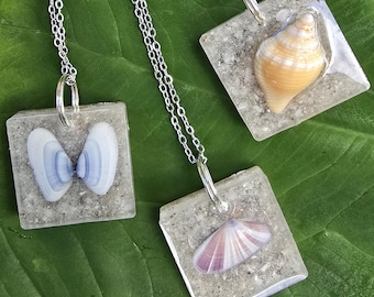 Collar de resina de concha hecho a mano: arena de Florida, cadena de acero inoxidable