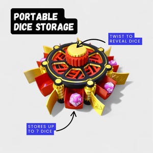 以下が含まれることがあります： 赤、黒、金色のポータブルサイコロ収納容器。容器には中央の回転機構とサイコロ用のコンパートメントがあります。「PORTABLE DICE STORAGE」の文字が上部にあります。「STORES UP TO 7 DICE」の文字が下部にあります。