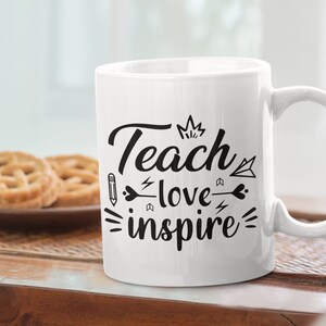 Taza de café personalizada para profesor de estudiantes  compañeros de trabajo, se necesita un gran corazón para enseñar a las  mentes pequeñas, regalos de agradecimiento para profesores, compañeros de :  Hogar