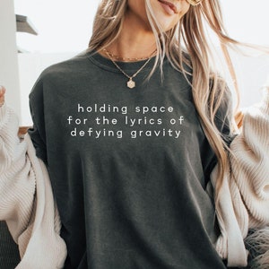 重力に逆らう歌詞のためのスペースがあるTシャツ、ミュージカル映画のダジャレシャツ、面白い邪悪なシャツ、ダジャレTシャツ、友人へのクリスマスプレゼント
