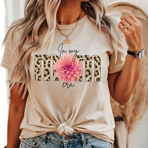 Camiseta da era da minha mãe, camisa gráfica floral com letras de leopardo, presente para o dia das mães, camisa florida para mamãe, camiseta moderna para mãe, top para mãe pela primeira vez
