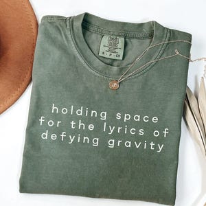 重力に逆らう歌詞のためのスペースがあるTシャツ、ミュージカル映画のダジャレシャツ、面白い邪悪なシャツ、ダジャレTシャツ、友人へのクリスマスプレゼント