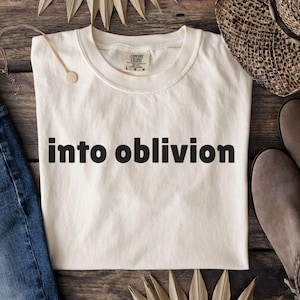 Könnte beinhalten: Ein weißes T-Shirt mit dem Text "into oblivion" in Schwarz auf der Vorderseite.