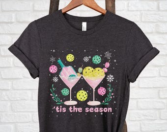 Camisa de Pickleball, 'Es la camiseta de la temporada, camiseta del día del juego, regalo para Pickleballer, camiseta de vacaciones de Pickleball, camiseta del equipo, top de Pickleball de Navidad