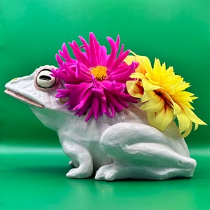 White vintage Italian frog vase