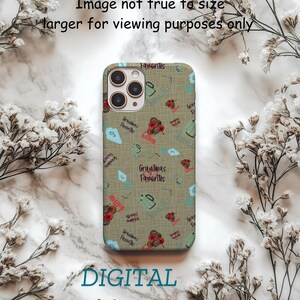 K&ouml;nnte beinhalten: Eine Handyh&uuml;lle mit gr&uuml;nem Hintergrund und einem Muster aus Teekannen, Blumen und dem Text "Grandma's Favorites". Die H&uuml;lle tr&auml;gt auch den Text "DIGITAL DOWNLOAD ONLY". Das Bild ist von wei&szlig;en Blumen umgeben.