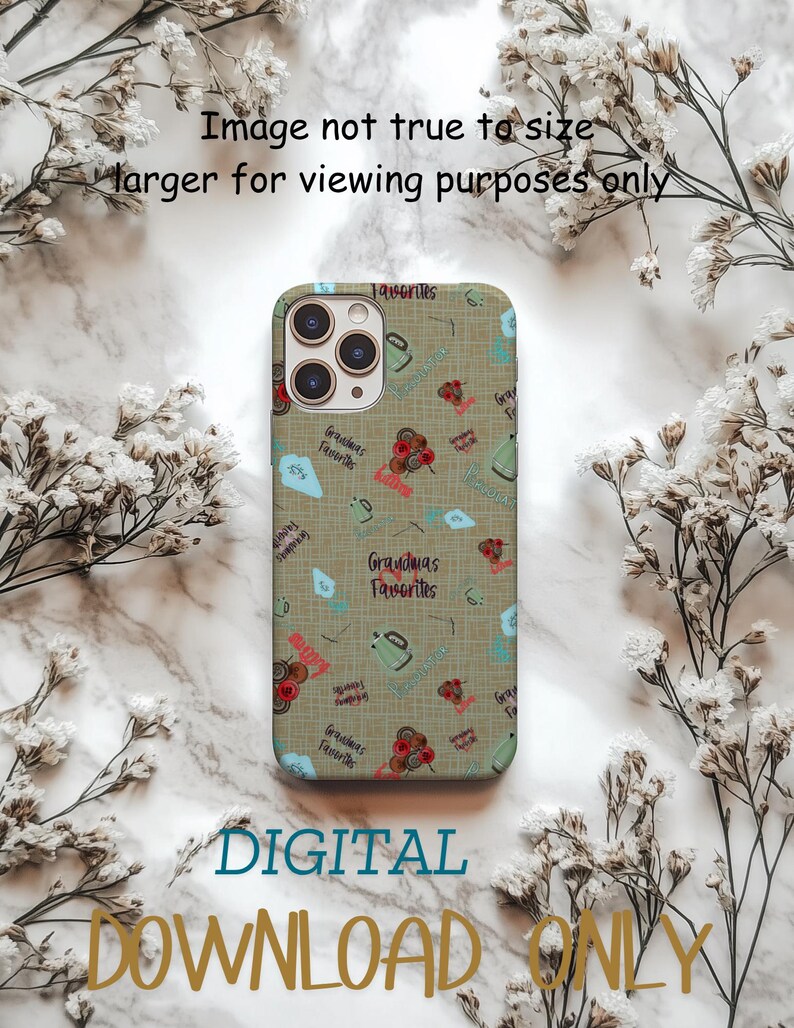 K&ouml;nnte beinhalten: Eine Handyh&uuml;lle mit gr&uuml;nem Hintergrund und einem Muster aus Teekannen, Blumen und dem Text "Grandma's Favorites". Die H&uuml;lle tr&auml;gt auch den Text "DIGITAL DOWNLOAD ONLY". Das Bild ist von wei&szlig;en Blumen umgeben.