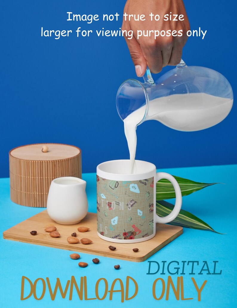 K&ouml;nnte beinhalten: Eine wei&szlig;e Tasse mit Muster wird mit Milch aus einem Glaskrug gef&uuml;llt. Die Tasse steht auf einem Holzbrett mit einem kleinen wei&szlig;en Krug, einem Bambusbeh&auml;lter und verstreuten Mandeln und Kaffeebohnen. Der Text "DIGITAL DOWNLOAD ONLY" ist sichtbar.