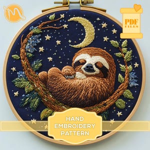 Puede incluir: Patrón de bordado a mano que presenta un perezoso durmiendo en un árbol con una luna creciente y estrellas en el cielo nocturno. El patrón está disponible para descargar en PDF.