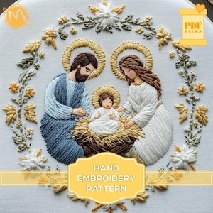 Puede incluir: Patrón de bordado a mano de la Sagrada Familia, con una corona de flores alrededor de las figuras de María, José y el niño Jesús en un pesebre. El patrón está en formato PDF.