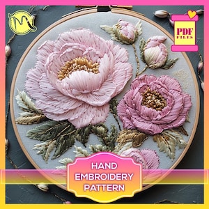 Puede incluir: Un patrón de bordado a mano con dos peonías rosas con hojas y tallos verdes. El patrón está en un aro y el texto "HAND EMBROIDERY PATTERN" está debajo del aro.