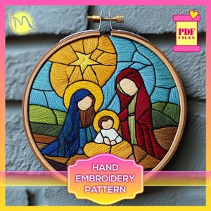 Può includere: Arte di ricamo a cerchio che rappresenta la Sacra Famiglia in stile vetrata. Il disegno presenta Maria, Giuseppe e Gesù bambino in un motivo geometrico colorato. Il cerchio è in legno e ha un anello di metallo.