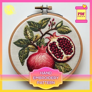 Puede incluir: Diseño bordado de una rama de granada con hojas y dos granadas, una cortada para revelar las semillas. El diseño está cosido en tela blanca y enmarcado en un aro de madera. El texto "HAND EMBROIDERY PATTERN" está debajo del aro.