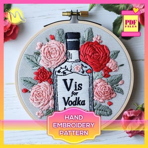 Puede incluir: Patrón de bordado a mano que presenta una botella de vodka con el texto "V is for Vodka" rodeada de flores rosas y rojas. El patrón se muestra en un aro de bordado de madera.