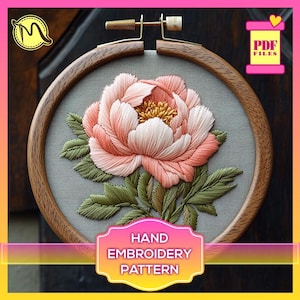 Puede incluir: Un patrón de bordado a mano que presenta una flor de peonía rosa con hojas verdes en un aro de bordado de madera. El patrón está etiquetado como "PATRÓN DE BORDADO A MANO".