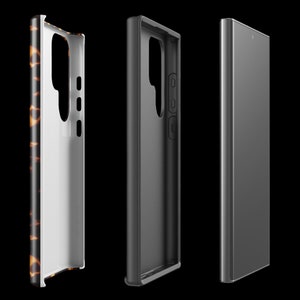 Puede incluir: Tres fundas para tel&eacute;fono, una con un patr&oacute;n de caparaz&oacute;n de tortuga, una negra y una gris. Las fundas son todas para un tel&eacute;fono inteligente con una protuberancia de c&aacute;mara en la parte posterior.