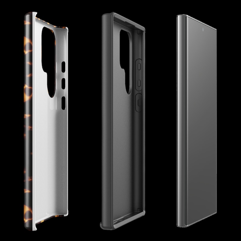 Puede incluir: Tres fundas para tel&eacute;fono, una con un patr&oacute;n de caparaz&oacute;n de tortuga, una negra y una gris. Las fundas son todas para un tel&eacute;fono inteligente con una protuberancia de c&aacute;mara en la parte posterior.