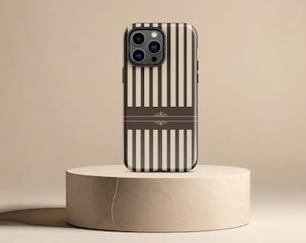 Könnte beinhalten: Eine schwarz-weiße gestreifte Handyhülle mit einem braunen Akzentband und einem dekorativen Design. Die Hülle ist für ein iPhone konzipiert.