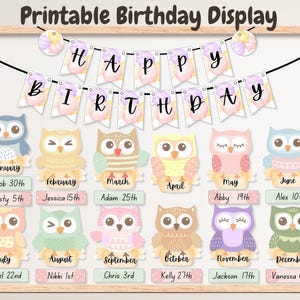 以下が含まれることがあります： 「Happy Birthday」と書かれたバナーが付いた、印刷可能な誕生日ディスプレイ。バナーの下には、各月を表す12個のフクロウのイラストがあり、名前と日付が記載されています。ディスプレイは明るい木の色で額装されています。