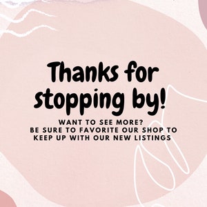 Op de afbeelding: Een roze en witte abstracte achtergrond met de tekst "Bedankt voor het langs komen!" en de tekst "WIL JE MEER ZIEN? VOEG ONZE WINKEL TOE AAN JE FAVORIETEN OM OP DE HOOGTE TE BLIJVEN VAN ONZE NIEUWE LIJSTINGEN."
