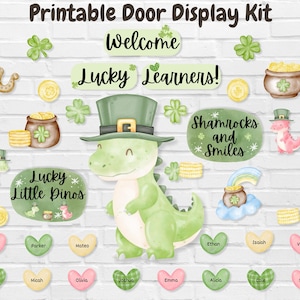 Op de afbeelding: Printbare deurdisplayset met een groene dinosaurus die een leprechaunhoed draagt, klavertjevier- en glimlachborden en een lucky little dinos-bord. De set bevat naamstickers met harten en klavertjes.