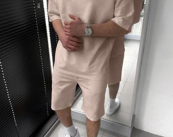 Completo da uomo con t-shirt oversize e pantaloncini: outfit estivo minimalista in misto cotone