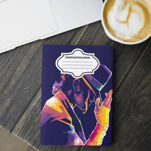 Puede incluir: Un cuaderno de composición rectangular con una cubierta azul oscuro que presenta una colorida ilustración geométrica de estilo pop art de una persona con sombrero. Una etiqueta blanca con el texto COMPOSITION BOOK y tres líneas está centrada.