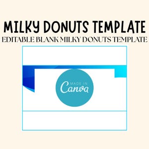 Op de afbeelding: Een witte keramische mok met een zwarte handgreep en de tekst "But First, Coffee" in een vetgedrukte, zwarte letter. De mok staat tegen een vage achtergrond, wat een gezellige setting suggereert.