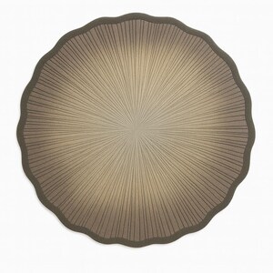 以下が含まれることがあります： スカラップエッジの丸いプレースマット。中央は明るいタン色で、端に向かって濃い茶色にフェードします。デザインは、中心から放射状に広がる線が特徴です。