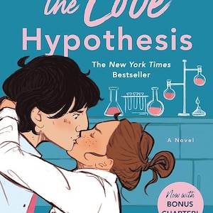 Op de afbeelding: De cover van het boek "The Love Hypothesis" toont een kussend stel tegen een turquoise achtergrond. De titel staat in roze script, met de naam van de auteur, Ali Hazelwood, onderaan. Het is een New York Times Bestseller, met een bonushoofdstuk.