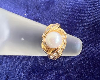 Anillo de cóctel vintage Avon con perlas de imitación y cristales, talla 6.5.