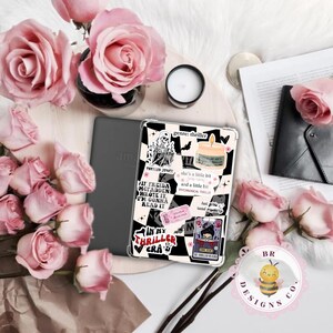 Peut inclure: Une liseuse Amazon Kindle avec un étui transparent à motif de damier noir et blanc et des autocollants sur le thème des thrillers. Des roses roses et une bougie entourent la liseuse, avec le texte "genre: thriller" et "In my thriller era."