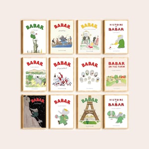 Könnte beinhalten: Eine Sammlung gerahmter Babar der Elefant-Buchcover. Die Illustrationen zeigen Babar in verschiedenen Szenen, darunter Angeln, Fußballspielen und den Besuch von Wahrzeichen wie dem Eiffelturm und der Freiheitsstatue. Die Rahmen sind hellbraun.